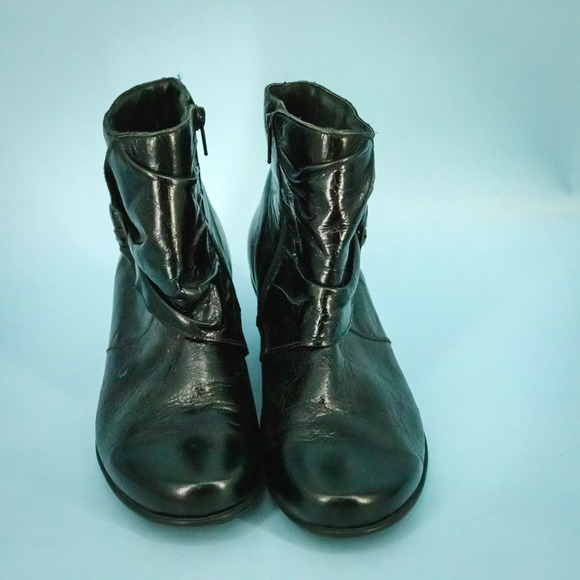 Naot 38 Size 7-7.5 Black Leather Buckle Detail Side Zip Comfort Ankle Boots - Picture 2 of 8